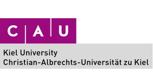 Logo für die Christian-Albrechts-Universität zu Kiel (CAU): CAU in Großbuchstaben auf violettem Hintergrund.