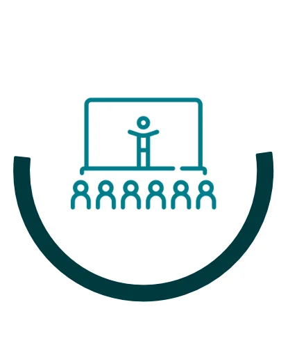 Icon für Workshop oder Konferenz: Grüne stehende Person vor sechs sitzenden Personen, halbkreisförmigen dunkelgrünen Bogen 