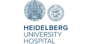 Logo des Universitätsklinikums Heidelberg: zwei traditionelle Siegel, die die Universität und die Medizinische Fakultät repräsentieren, sowie die Wortmarke „Universitätsklinikum Heidelberg“.