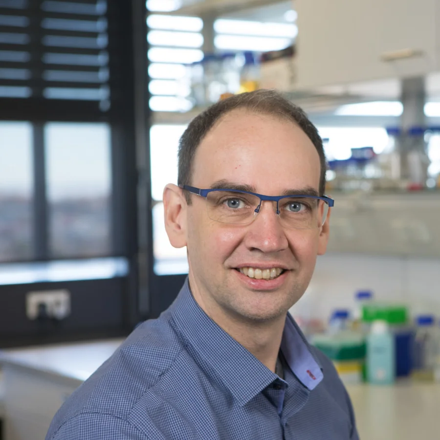 Portrait photo of Oliver Kohlbacher
