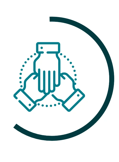 Icon symbolising collaboration: three green hands stacked on top of each other inside a dotted circle, surrounded by a dark green semicircular arc